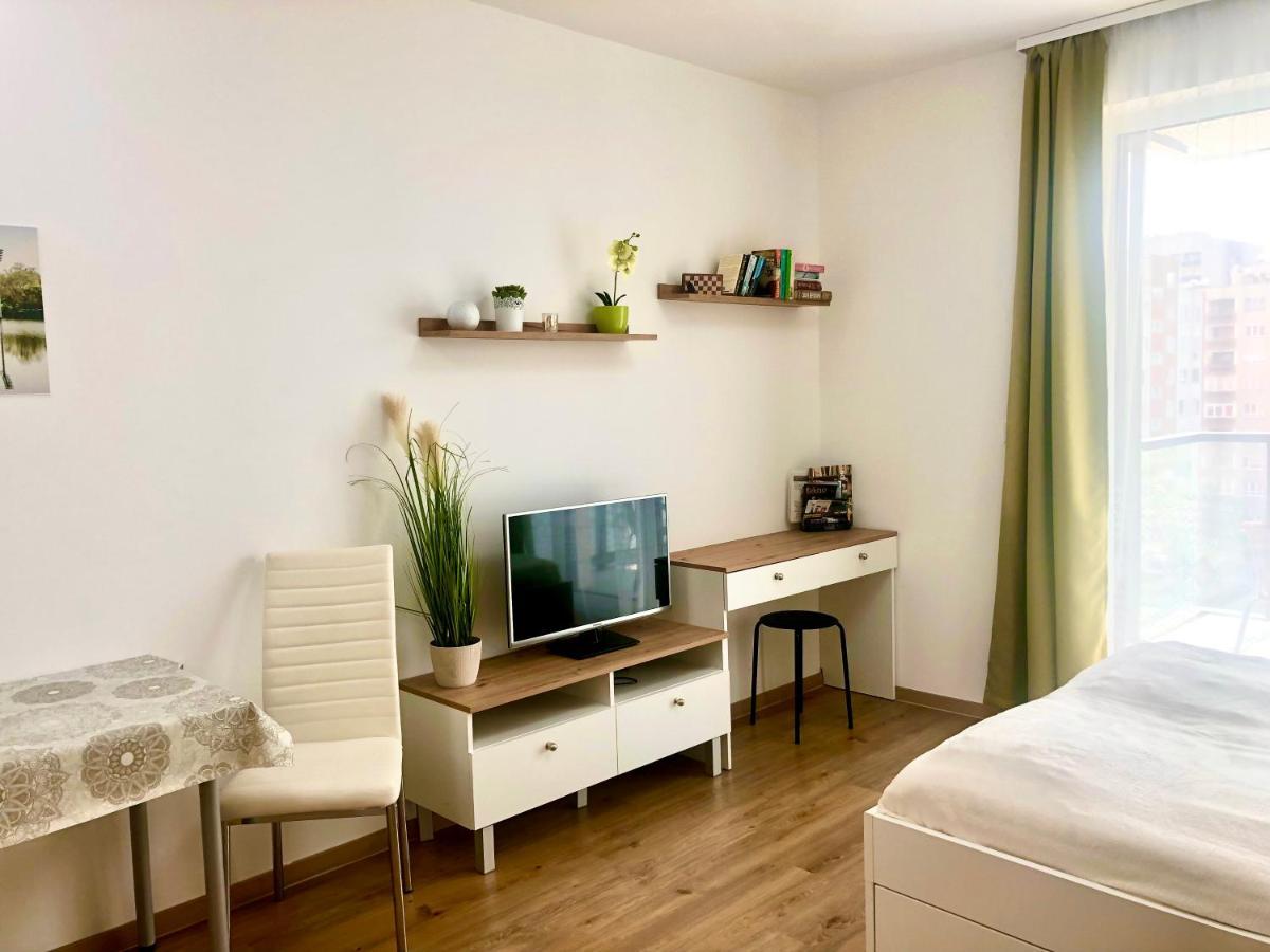 Sweet Home Apartman , 30Sqm Studio, Free Private Parking, Mountain View, Balcony, 20 Min From Downtown Budapest Ngoại thất bức ảnh